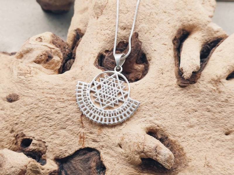 Silver Sri Yantra Necklace - Boho Sacred Geometry Brass Pendant, Handmade Spiritual Gift von SundariiNature