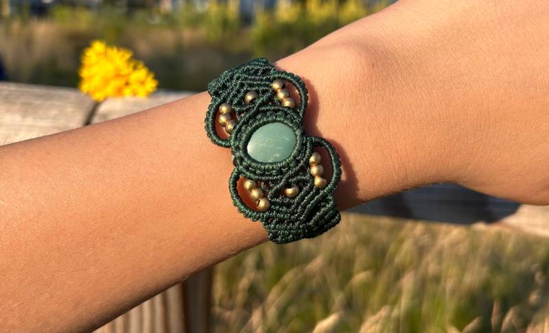 Sommertraum Makramee Armband, Handgemachtes Armband Mit Grünem Aventurin Edelstein von SundariiNature