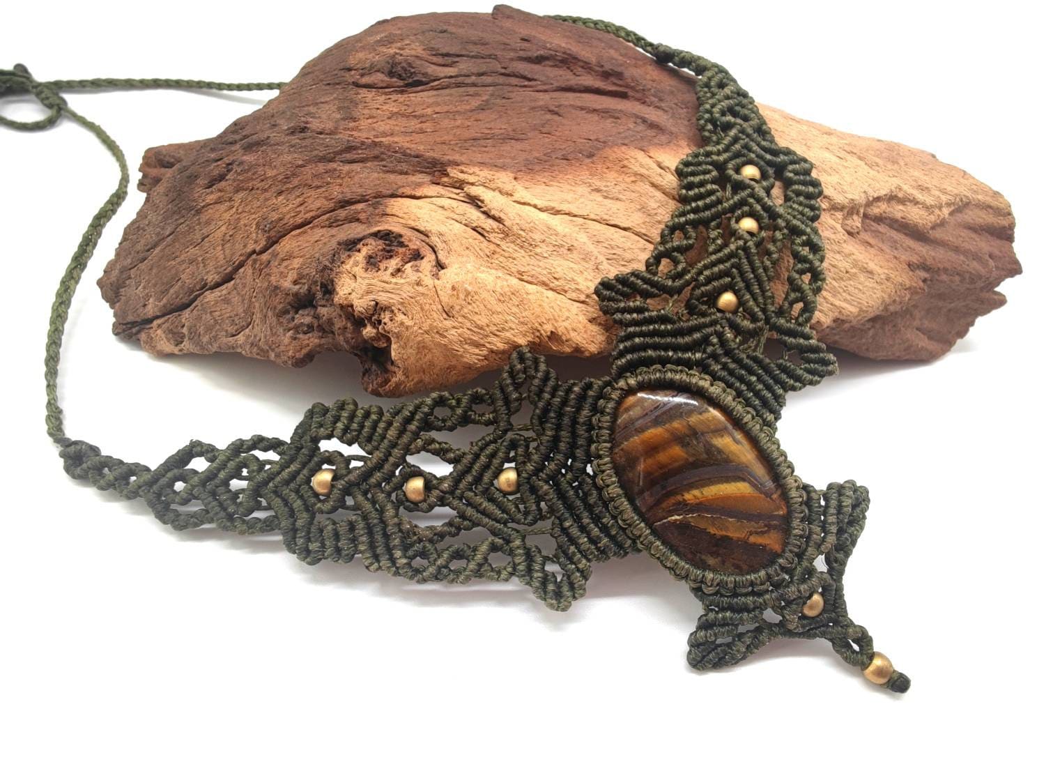 Tiger Eye Macrame Necklace - Handmade Boho Gemstone Pendant, Healing Crystal Jewelry von SundariiNature