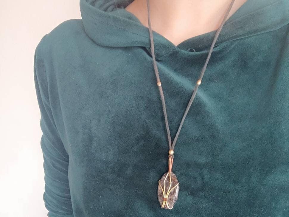 Vintage Lederband Mit Achat Anhänger, Kunstvoll in Messingdraht Eingefasster Brauner Edelstein von SundariiNature