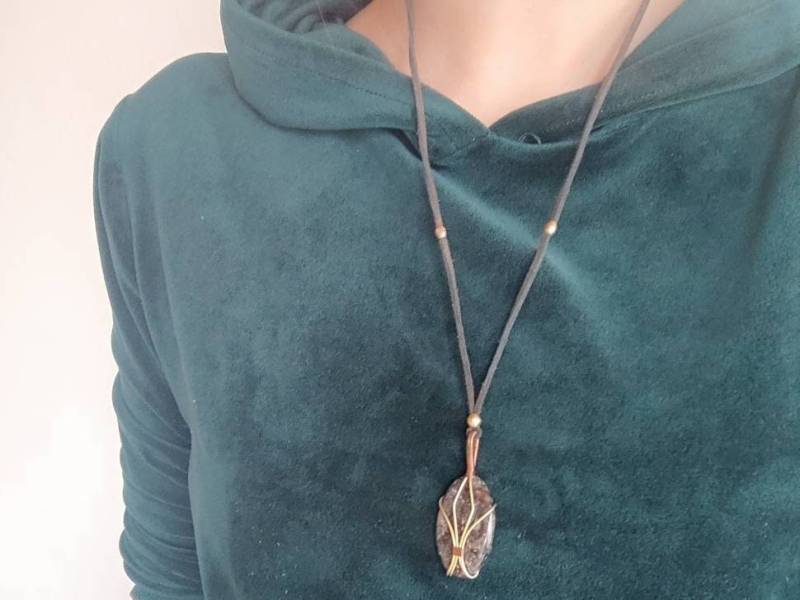 Vintage Lederband Mit Achat Anhänger, Kunstvoll in Messingdraht Eingefasster Brauner Edelstein von SundariiNature