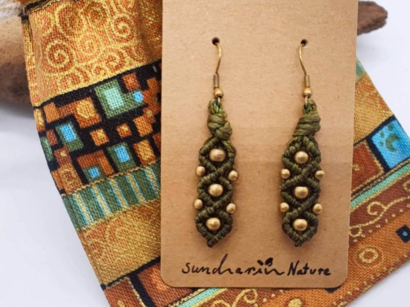 Wunderschöne Makramee Ohrringe, Boho Ohrringe Mit Messing Perlen, Handgemachte Filigrane Ethno von SundariiNature