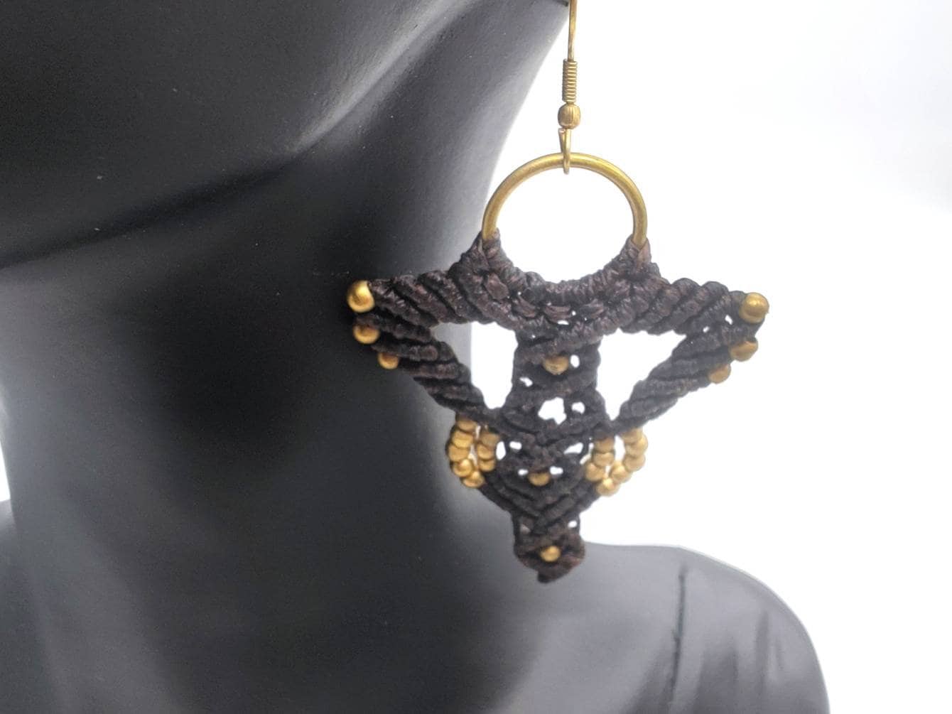 Wunderschöne Makramee Ohrringe, Boho Ohrringe Mit Messing Perlen, Handgemachte Filigrane Ethno von SundariiNature