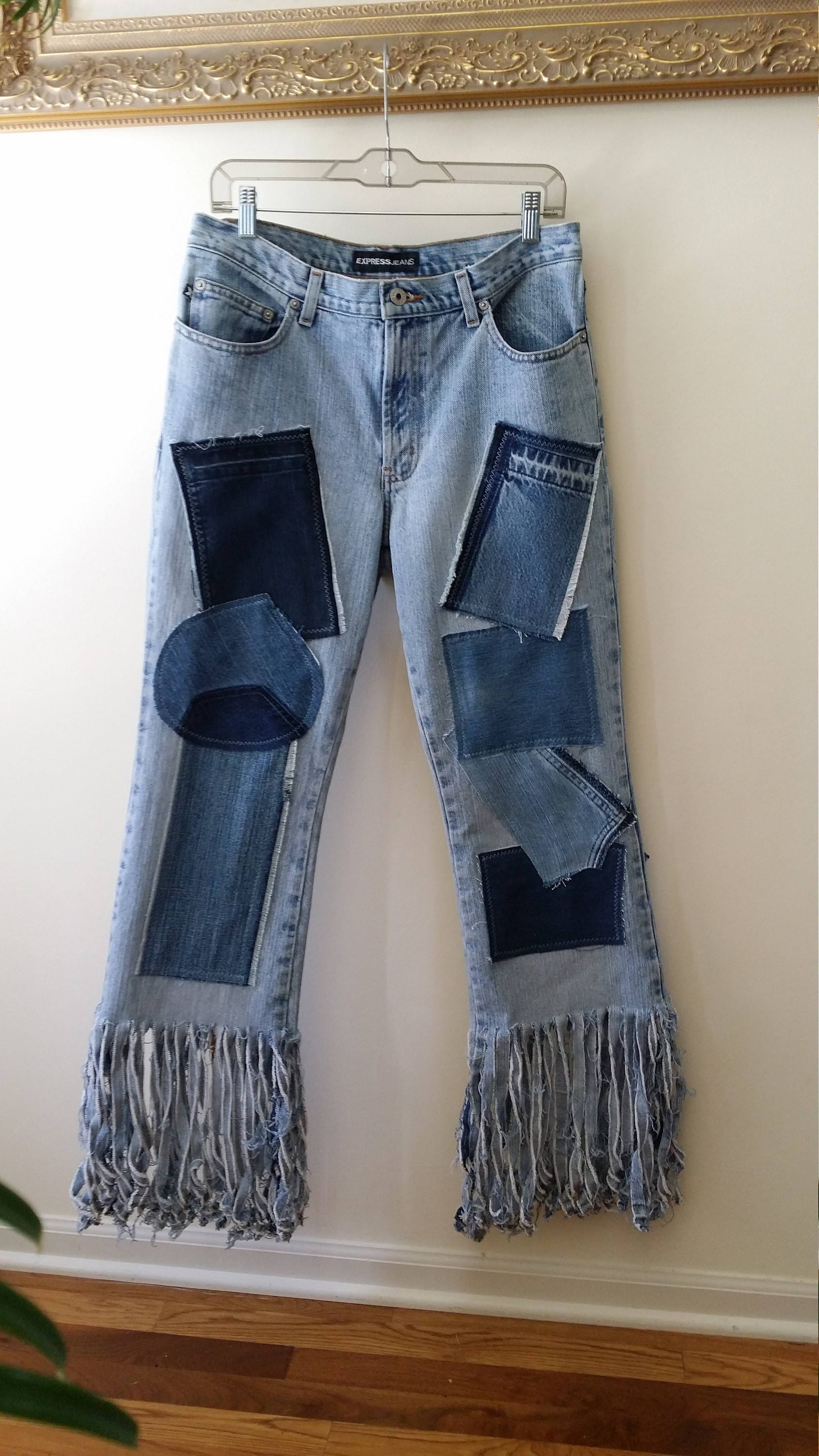 Re-styled Jeans Mit Denim Patches Und Fringe, Damengröße 11/12 von SundayDoveDesigns