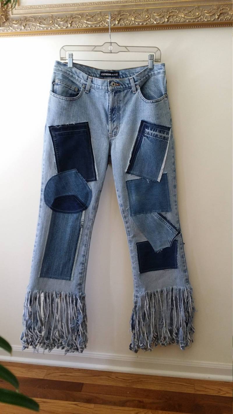 Re-styled Jeans Mit Denim Patches Und Fringe, Damengröße 11/12 von SundayDoveDesigns