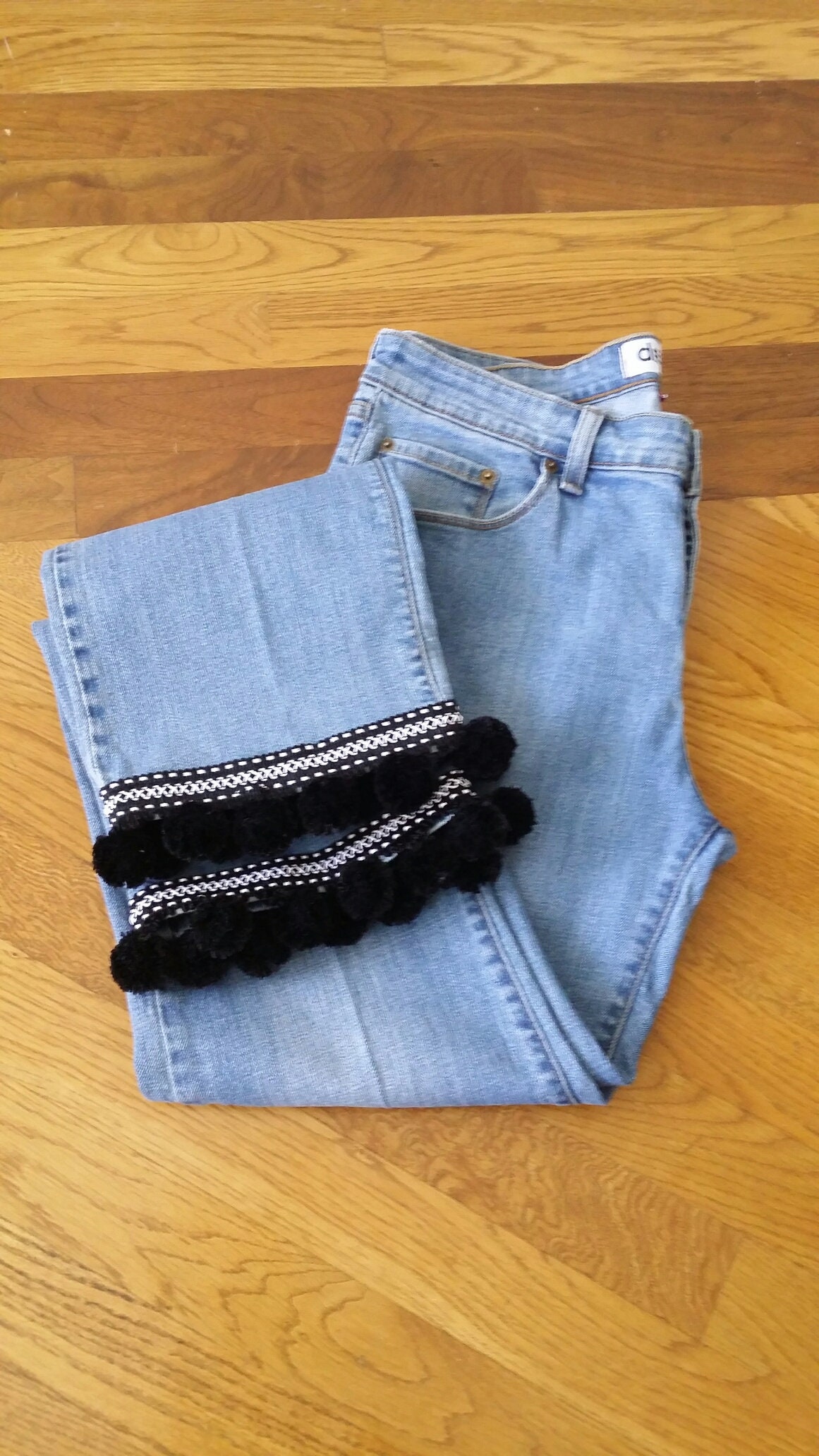 Restyled Jeans Mit Schwarzer Bommelborte, Damengröße 12 von SundayDoveDesigns