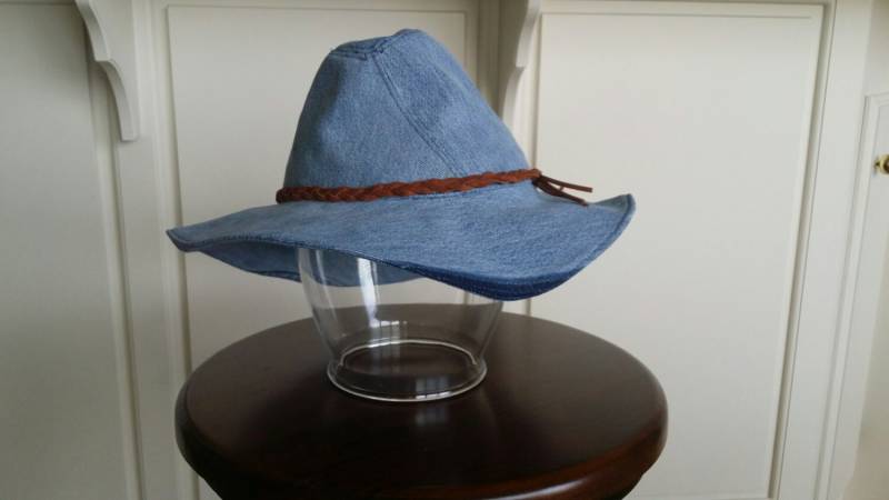 Upcycled, Hellblauer Denim, Fedora-Hut, Mit Lederband von SundayDoveDesigns