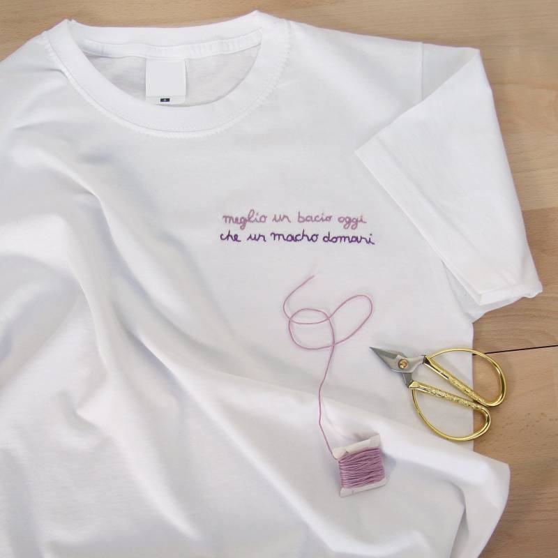 Kiss Vs Macho-Tshirt Unisex von SundayGang