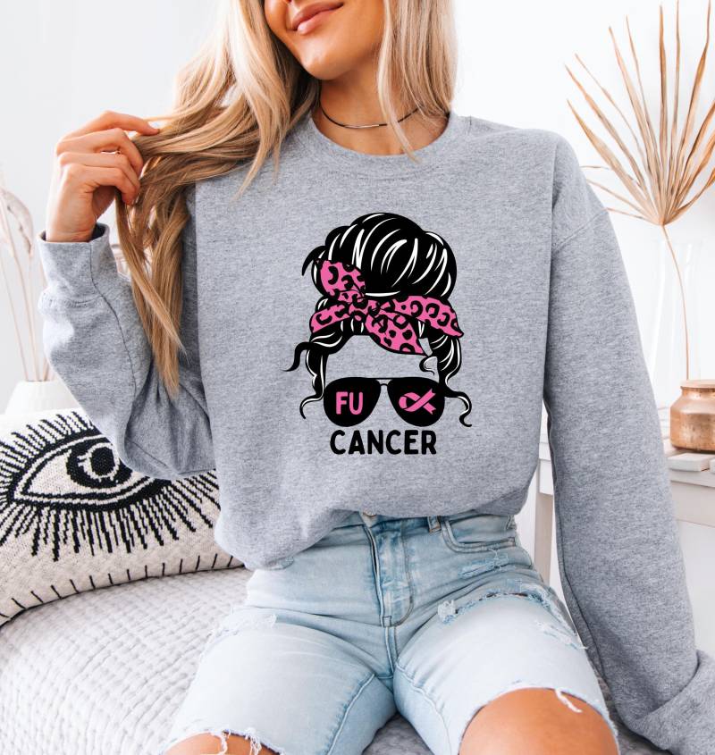 Fake Cancer Sweatshirt Damen | Brustkrebs-Bewusstseins-Pullover Pink Ribbon Pullover Geschenk Für Krebs Kämpferin Löwe Messy Bun von SundayMoodGifts