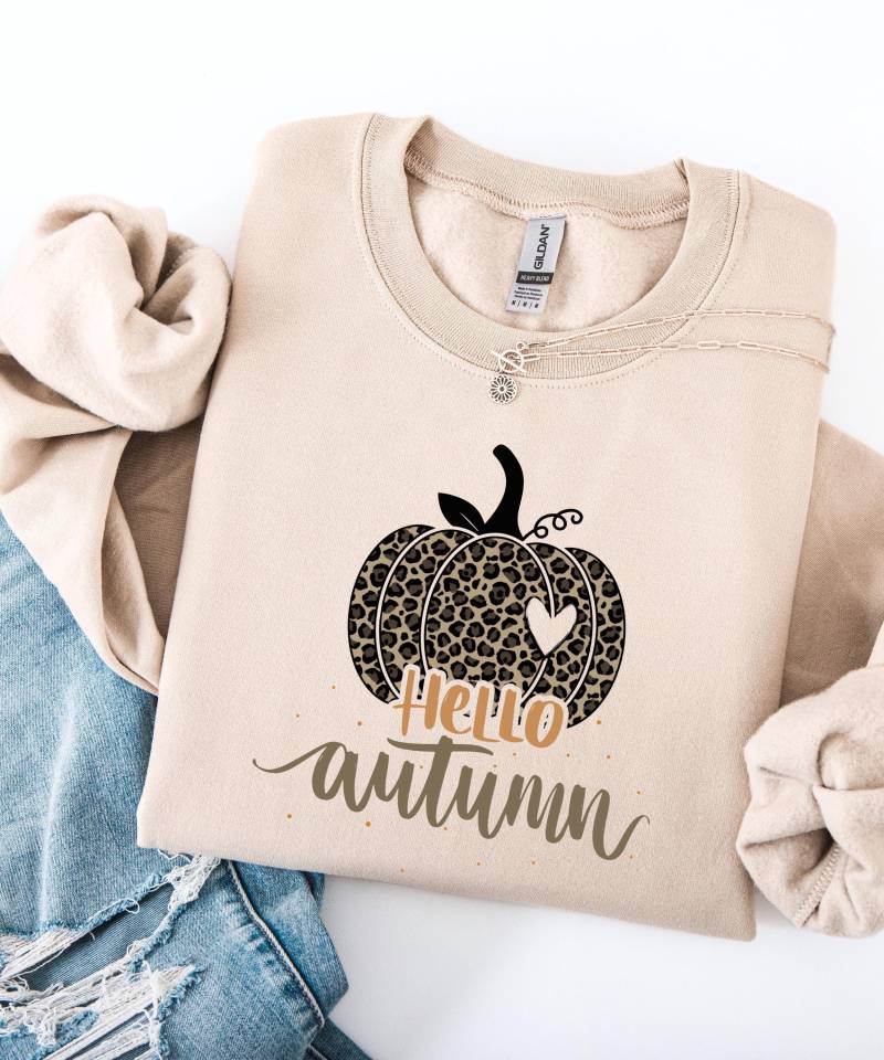 Hello Autumn Sweatshirt Damen Sand | Leopard Kürbis Pullover Herbst Gemütlicher Geschenkidee Leo-Druck Pulli von SundayMoodGifts