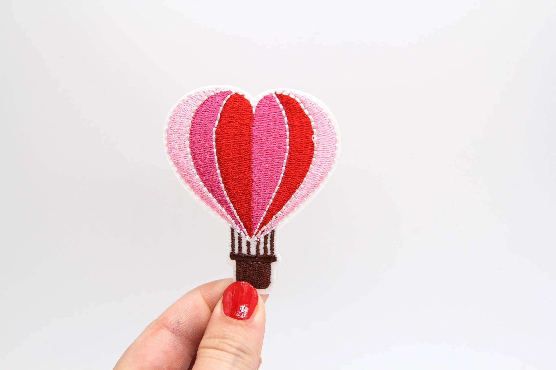 Herz Heißluftballon Aufbügler Eisen Auf Rosa Und Rot Aufnäher Bestickt Ballon Abzeichen Motiv Applikation Kleidung - 7 von SundayStudioUK