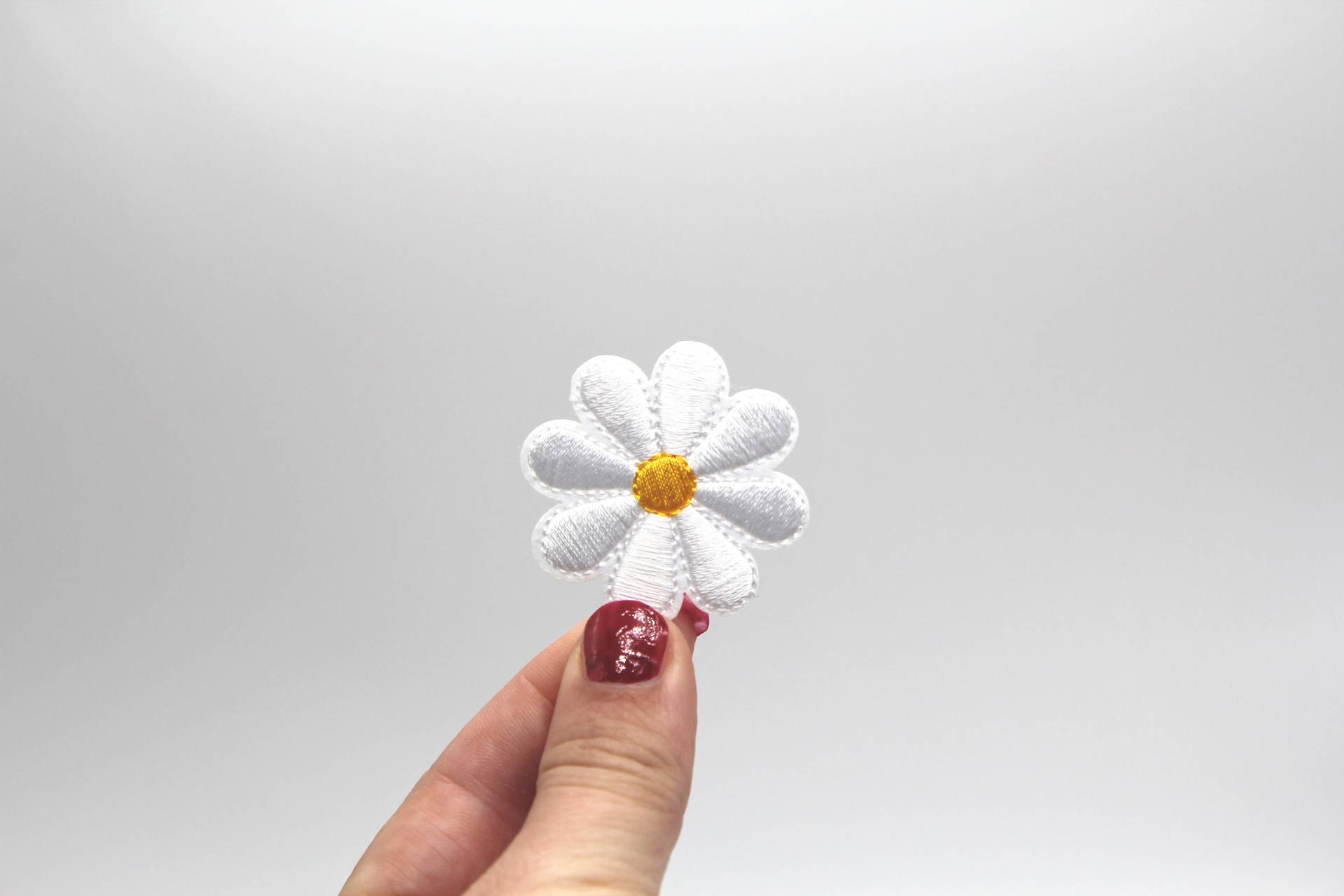 Weißes Gänseblümchen Aufnäher Aufbügler Chrysantheme Motiv Bügelbild Blumenmotiv Applikation Kleiderbügelbild - 141 von SundayStudioUK