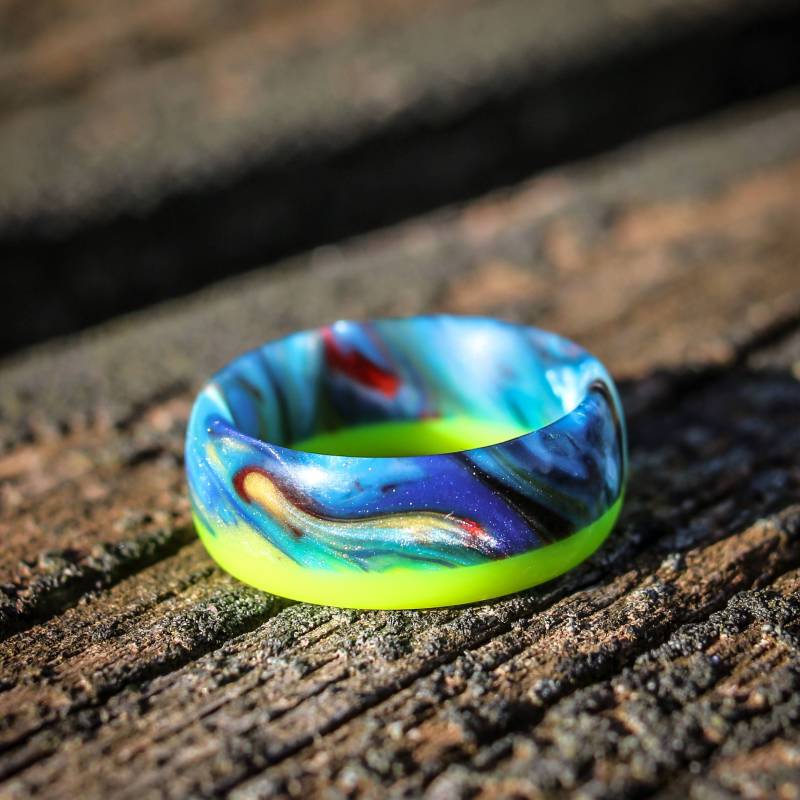 Blau Und Grün Marmorierter Ring Aus Kunstharz Mit Gelbem Leuchtstreifen - Größe 58 von SundownStudio