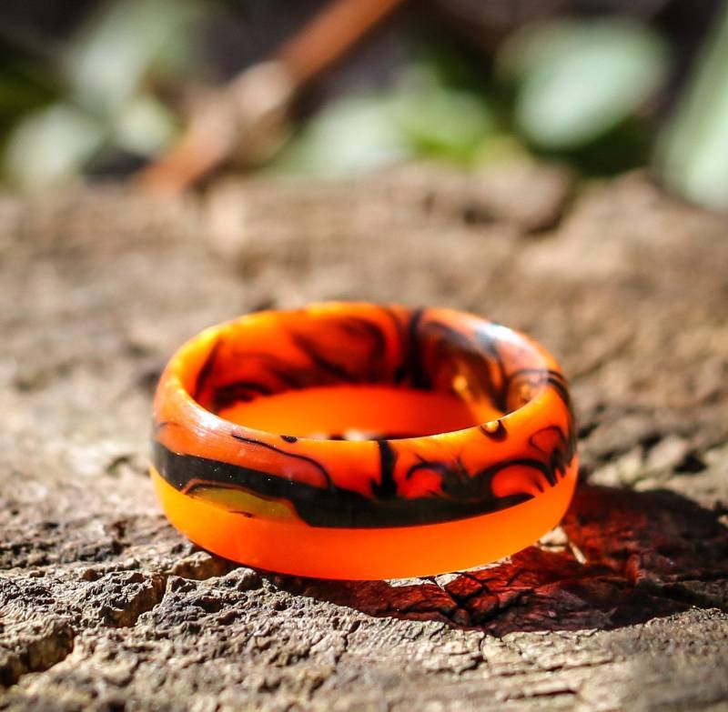 Orange Und Schwarz Marmorierter Ring Mit Orangem Streifen Aus Kunstharz von SundownStudio