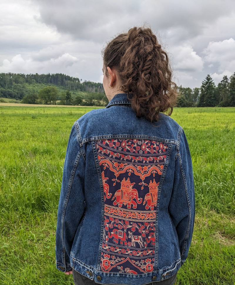 Jeansjacke Mit Motiv - Blau, Bunt Upcycling Boho Retro Jacke Muster Unikat Vintage Handmade Bohojacke von SundreamsKreativecke