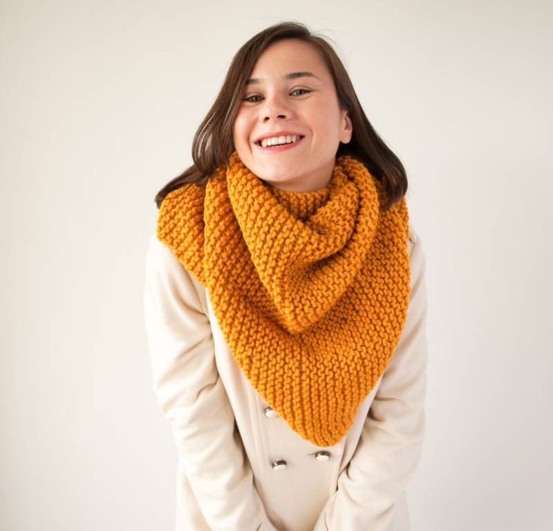 Handgestricktes Dreieckstuch Senfgelbe Grobstrick Wolle Dreieckstuch von SundriesModern