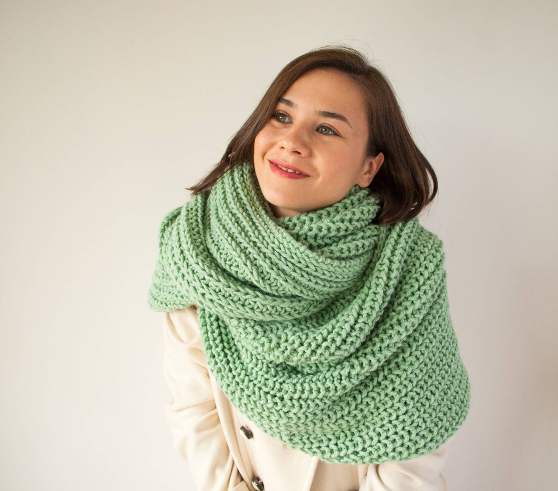 Riesiger Strickschal - Loopschal Frauen Individuell Gestrickter Winterschal Kuscheliger Chunky Giant Wrap Wolle Riesen Rundschal Flauschiger Schal von SundriesModern