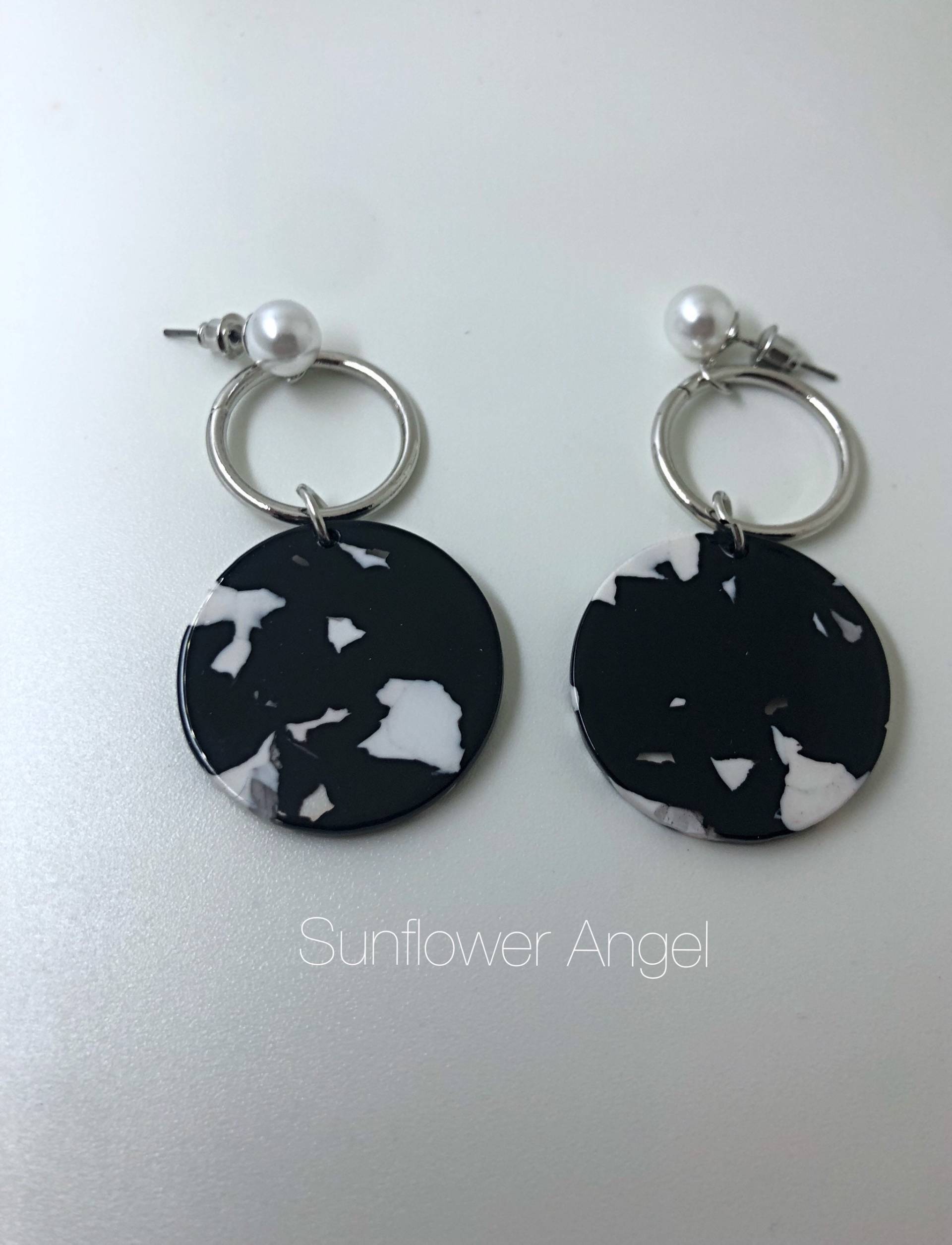 Acryl Ohrringe. Mit Einer Losen Perle, Ohrstecker Für Gepiercte Ohren. in Schwarz Und Weiß Acryl Ohrringe. Mit Einer Losen Perle, Ohrstecker Für Gepiercte Ohren. in Schwarz Und Weiß von SunflowerAngelUK