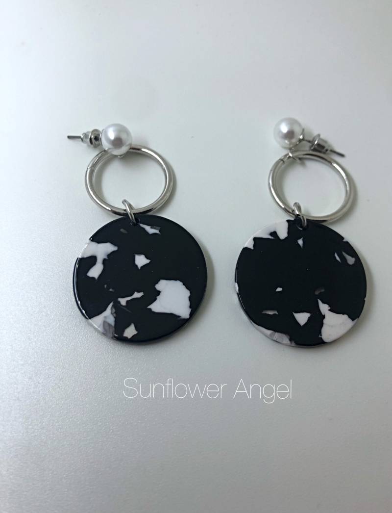Acryl Ohrringe. Mit Einer Losen Perle, Ohrstecker Für Gepiercte Ohren. in Schwarz Und Weiß Acryl Ohrringe. Mit Einer Losen Perle, Ohrstecker Für Gepiercte Ohren. in Schwarz Und Weiß von SunflowerAngelUK
