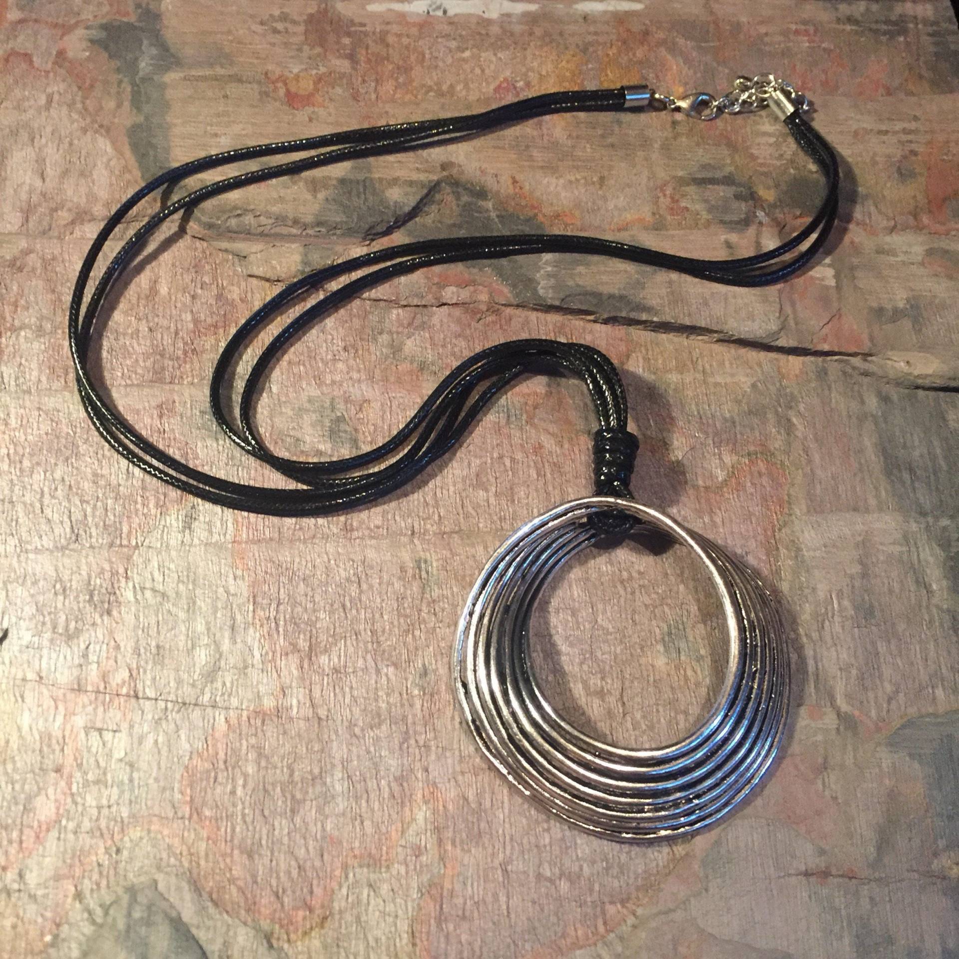 Anhänger Im Lagenlook Abstrakter Silber, Gliederkette, An Doppelt Ummantelter Kordel, Mit Karabinerverschluss Und Verlängerungskette Anhänger Im Lagenlook Abstrakter Silber, Gliederkette, An Doppelt Ummantelter Kordel, Mit Karabinerverschluss Und Verlängerungskette von SunflowerAngelUK