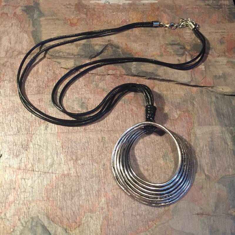 Anhänger Im Lagenlook Abstrakter Silber, Gliederkette, An Doppelt Ummantelter Kordel, Mit Karabinerverschluss Und Verlängerungskette Anhänger Im Lagenlook Abstrakter Silber, Gliederkette, An Doppelt Ummantelter Kordel, Mit Karabinerverschluss Und Verlängerungskette von SunflowerAngelUK