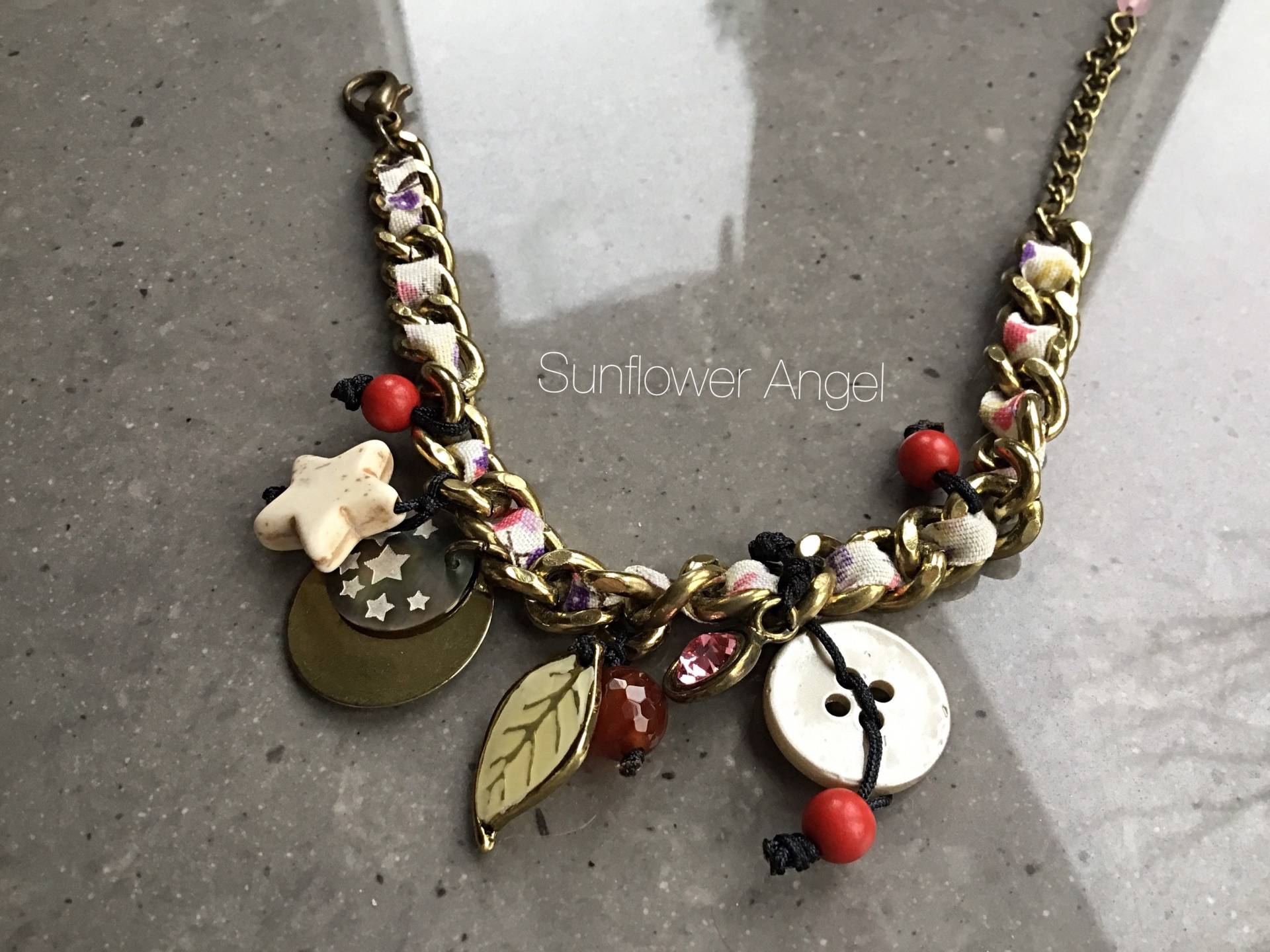Bettelarmband Mit Blumenband, Charms. An Einer Vintage-stil Messingkette Bettelarmband Mit Blumenband, Charms. An Einer Vintage-stil Messingkette von SunflowerAngelUK