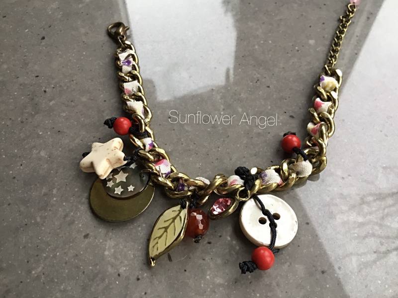 Bettelarmband Mit Blumenband, Charms. An Einer Vintage-stil Messingkette Bettelarmband Mit Blumenband, Charms. An Einer Vintage-stil Messingkette von SunflowerAngelUK