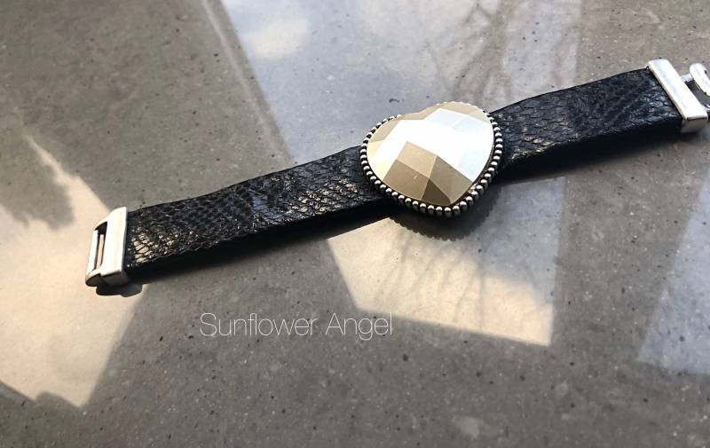 Breites Schlangenhaut Armband Im Lagenlook, Mit Facettiertem Herzchen Aufgebaut Breites Schlangenhaut Armband Im Lagenlook, Mit Facettiertem Herzchen Aufgebaut von SunflowerAngelUK
