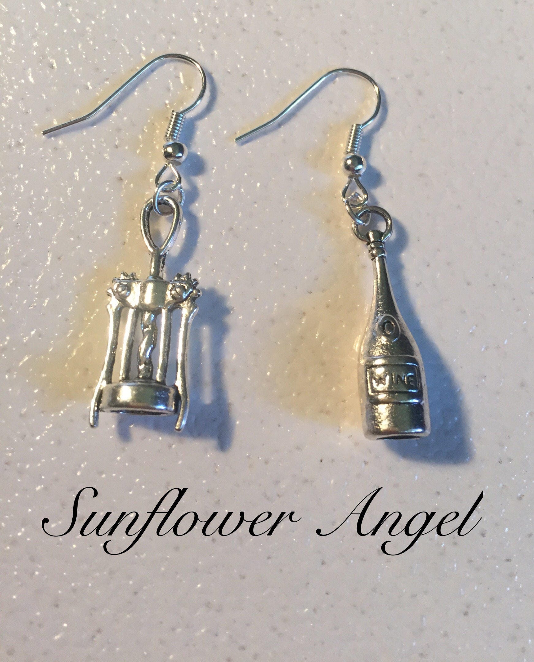 Charm Ohrringe, Weinflasche Und Korkenzieher. in Vintage Silber Charm Ohrringe, Weinflasche Und Korkenzieher. in Vintage Silber von SunflowerAngelUK