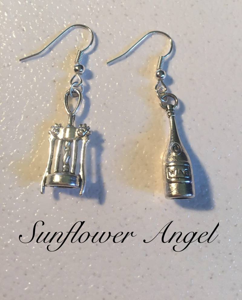 Charm Ohrringe, Weinflasche Und Korkenzieher. in Vintage Silber Charm Ohrringe, Weinflasche Und Korkenzieher. in Vintage Silber von SunflowerAngelUK