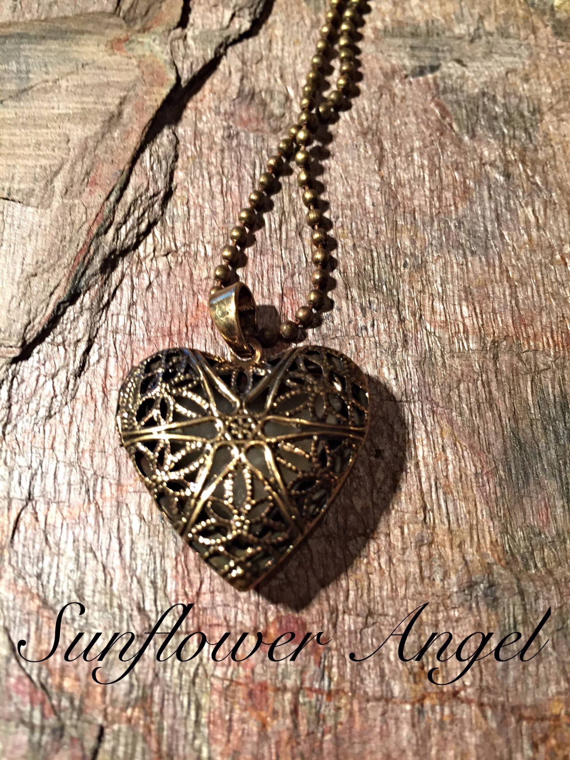Diffusor, Aromatherapie Herz Medaillon Halskette. in Messing. Hippy-Chic, Boho-Hippie Diffusor, Aromatherapie Herz Medaillon Halskette. in Messing. Hippy-Chic, Boho-Hippie von SunflowerAngelUK