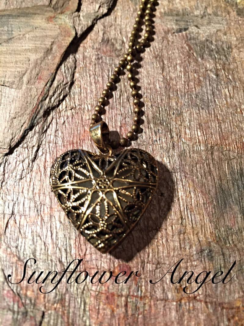 Diffusor, Aromatherapie Herz Medaillon Halskette. in Messing. Hippy-Chic, Boho-Hippie Diffusor, Aromatherapie Herz Medaillon Halskette. in Messing. Hippy-Chic, Boho-Hippie von SunflowerAngelUK