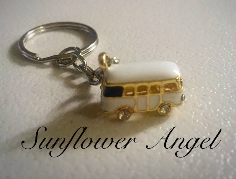 Emaille Vw Kastenwagen, in Gold Und Weiß Emailliert. Schlüsselanhänger, Schlüsselbund, Van, Auto Emaille Vw Kastenwagen, in Gold Und Weiß Emailliert. Schlüsselanhänger, Schlüsselbund, Van, Auto von SunflowerAngelUK