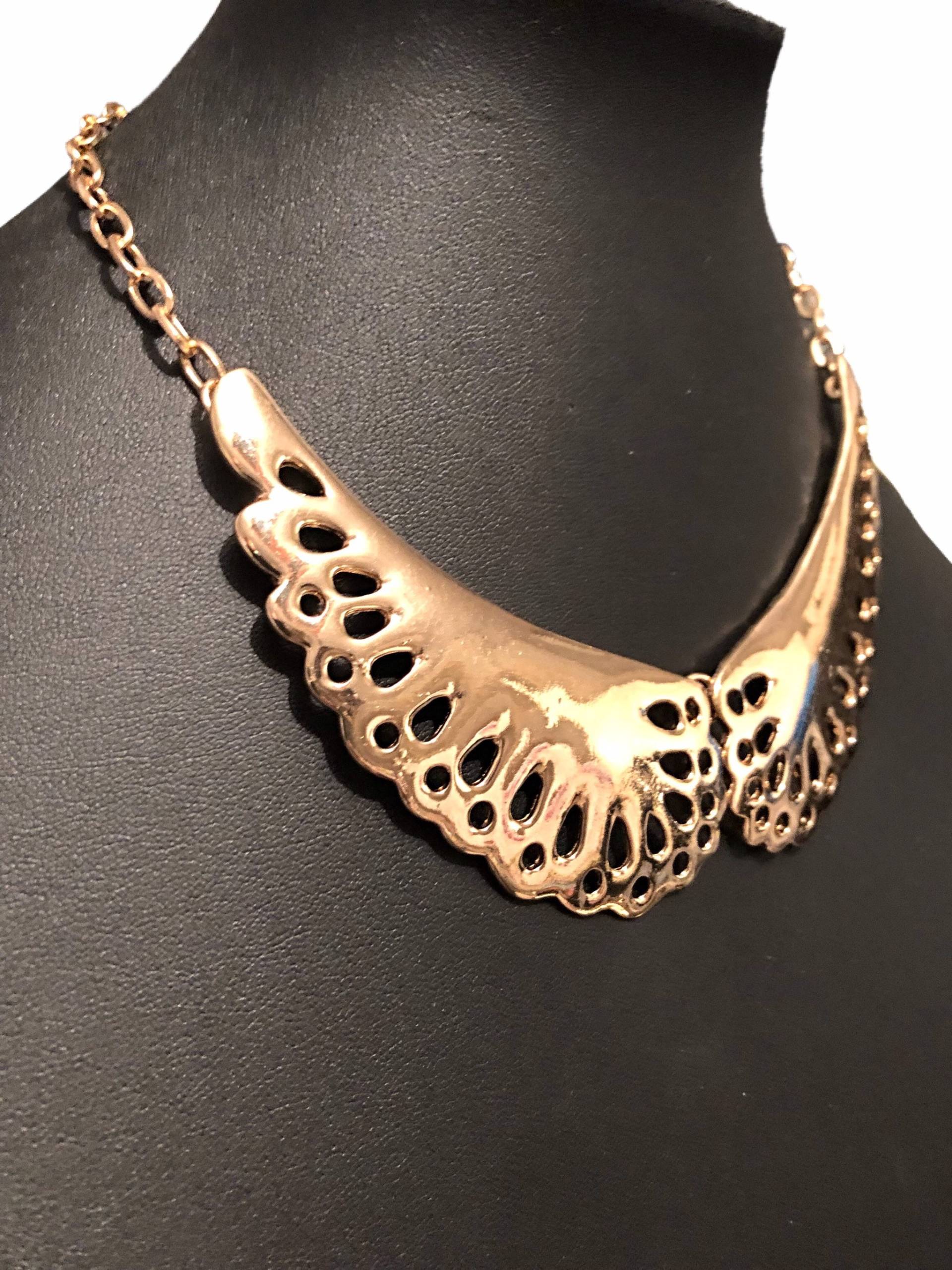 Halsband, Collier, in Silberfarbener Oder Goldener Metalllegierung. Mit Verlängerungskettchen Halsband, Collier, in Silberfarbener Oder Goldener Metalllegierung. Mit Verlängerungskettchen von SunflowerAngelUK