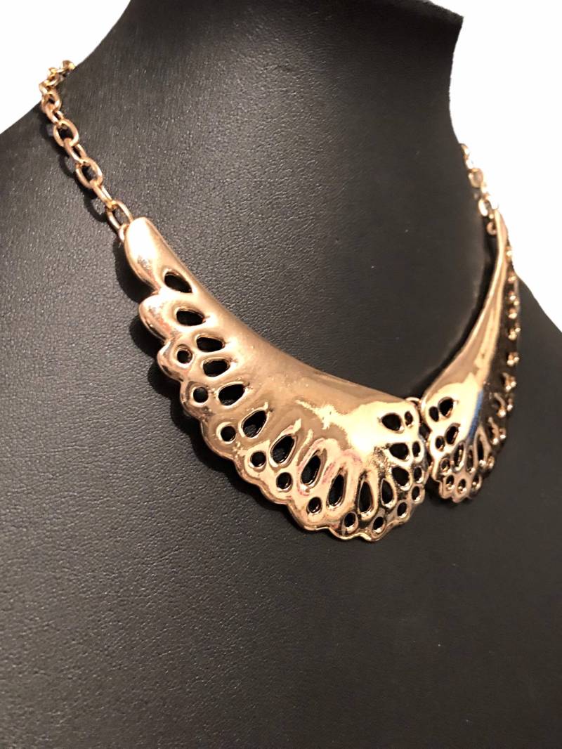 Halsband, Collier, in Silberfarbener Oder Goldener Metalllegierung. Mit Verlängerungskettchen Halsband, Collier, in Silberfarbener Oder Goldener Metalllegierung. Mit Verlängerungskettchen von SunflowerAngelUK