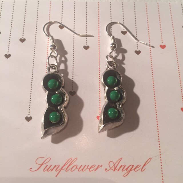 Handgefertigte Grüne Emaille Erbsen in Einer Silbernen Schote, Charm Ohrringe, Vintage Silber An Versilberten Haken Handgefertigte Grüne Emaille Erbsen in Einer Silbernen Schote, Charm Ohrringe, Vintage Silber An Versilberten Haken von SunflowerAngelUK