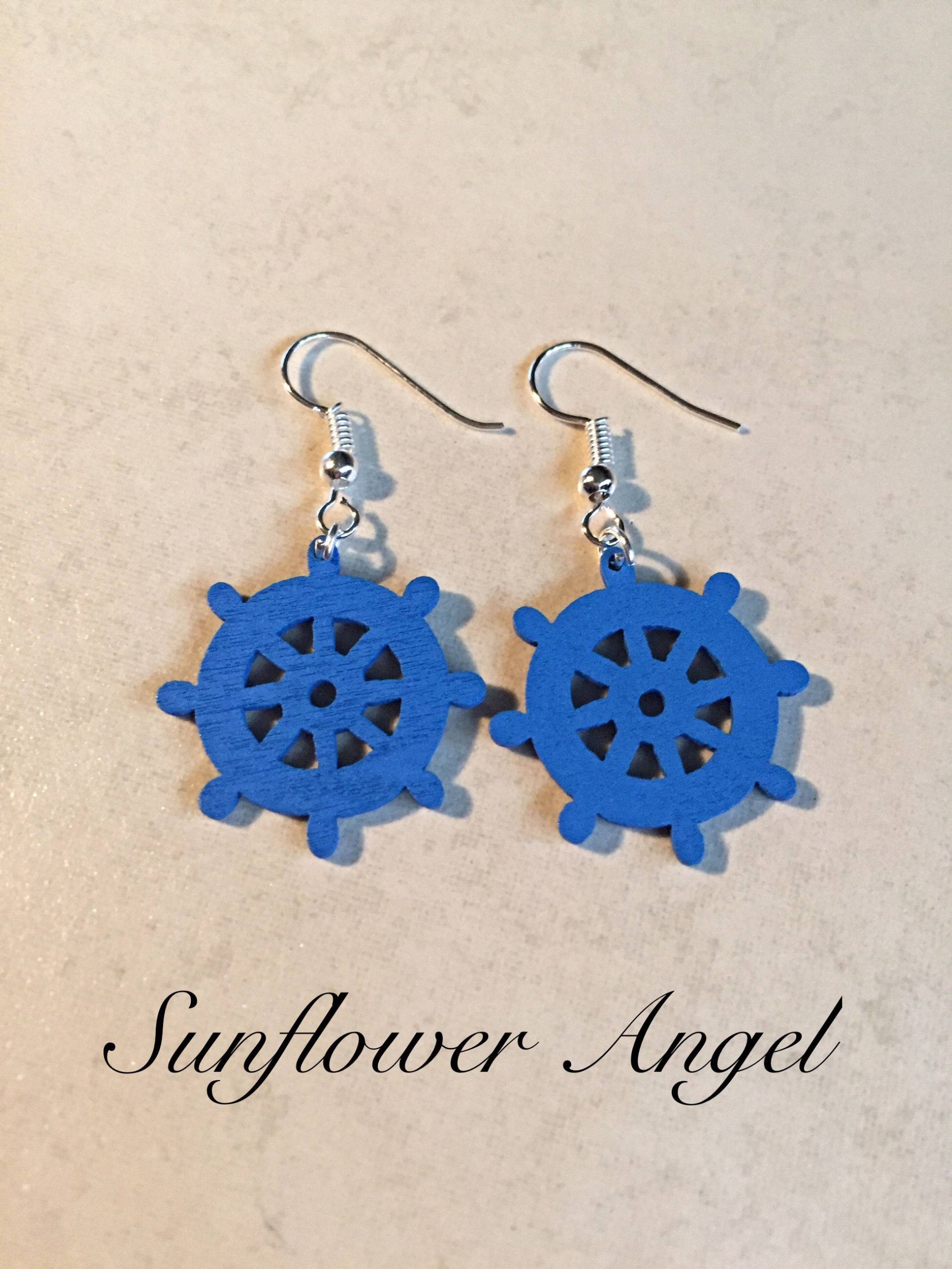 Handgefertigte Ohrringe Aus Holz, in Blau Und Weiß von SunflowerAngelUK