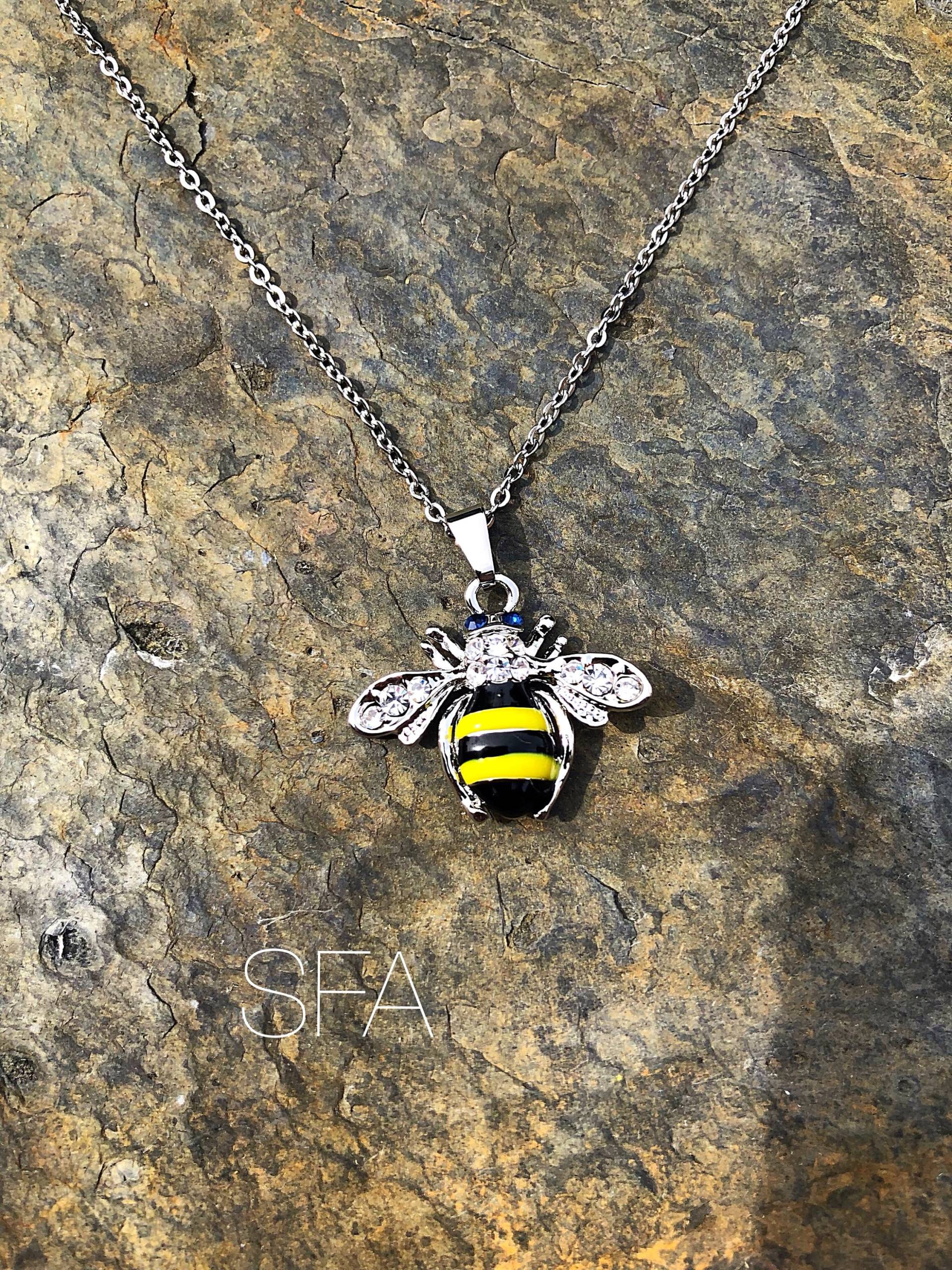 Hummel, 3 Verschiedene Arten Von Bienenhalsketten, Gold Oder Silber Mit Emaille Und Kristallen Hummel, 3 Verschiedene Arten Von Bienenhalsketten, Gold Oder Silber Mit Emaille Und Kristallen von SunflowerAngelUK