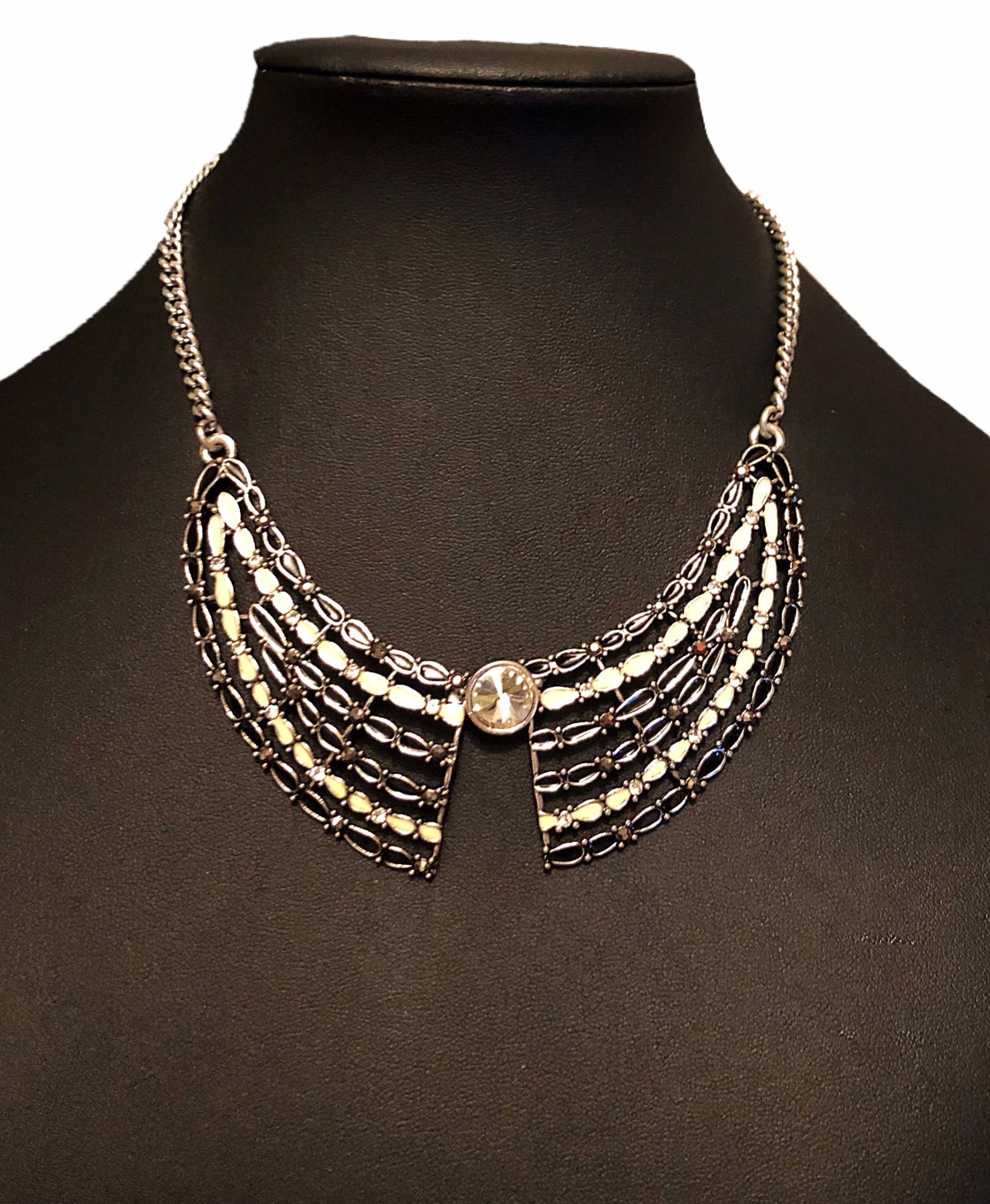 Kragenhalskette Im Vintage-stil, Silberlegierung Mit Schwarzen Und Cremefarbenen Emailleschichten Großer Mittiger Diamante Kragenhalskette Im Vintage-stil, Silberlegierung Mit Schwarzen Und Cremefarbenen Emailleschichten Großer Mittiger Diamante von SunflowerAngelUK