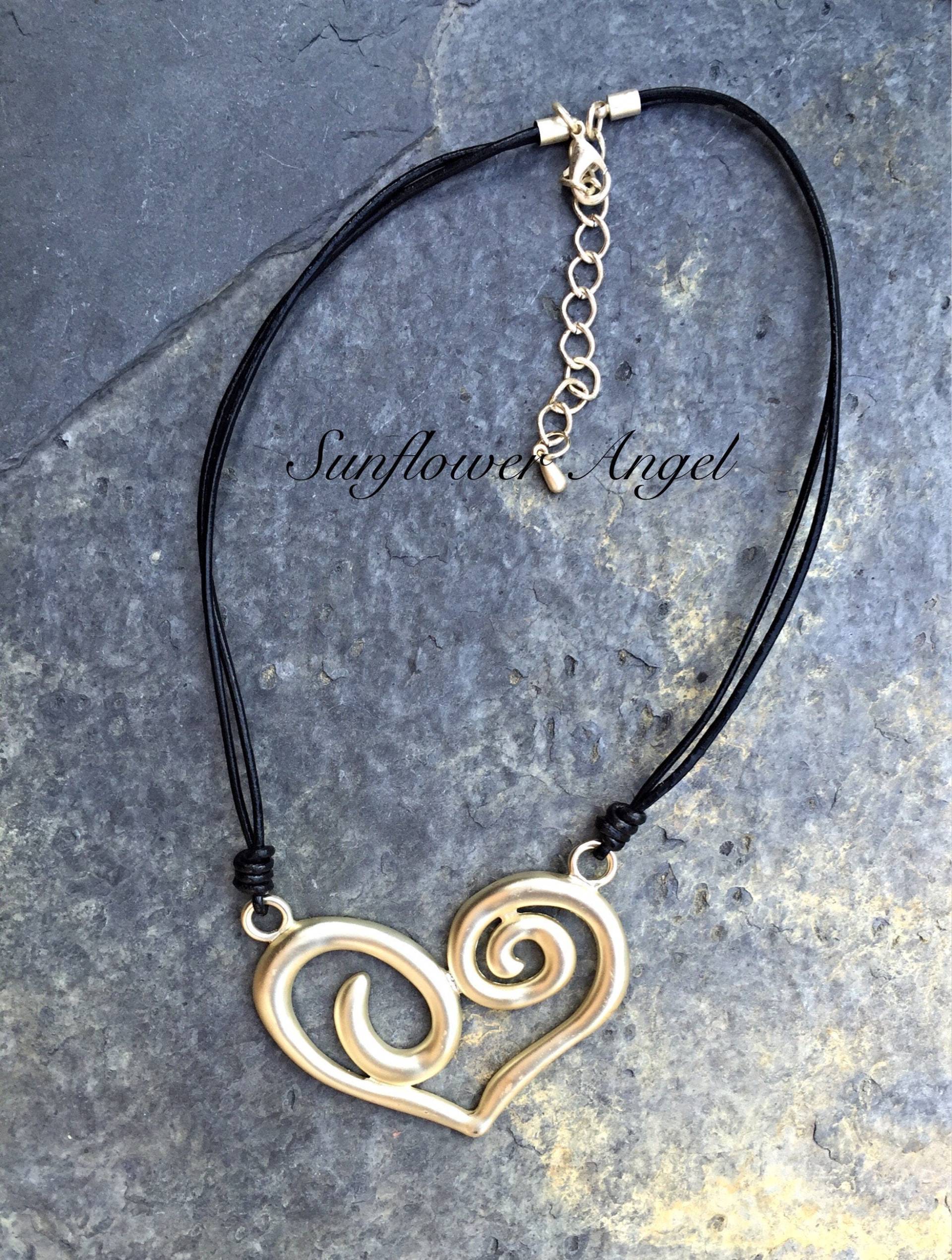 Kurze Halskette Im Lagenlook Mit Gefrostetem Gedehntem Herz Auf Doppeltem Lederfaden Verlängerungskette Kurze Halskette Im Lagenlook Mit Gefrostetem Gedehntem Herz Auf Doppeltem Lederfaden Verlängerungskette von SunflowerAngelUK