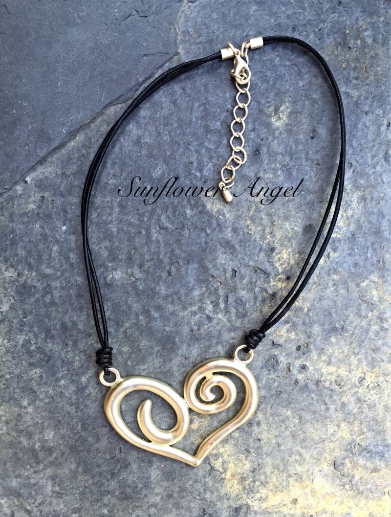 Kurze Halskette Im Lagenlook Mit Gefrostetem Gedehntem Herz Auf Doppeltem Lederfaden Verlängerungskette Kurze Halskette Im Lagenlook Mit Gefrostetem Gedehntem Herz Auf Doppeltem Lederfaden Verlängerungskette von SunflowerAngelUK