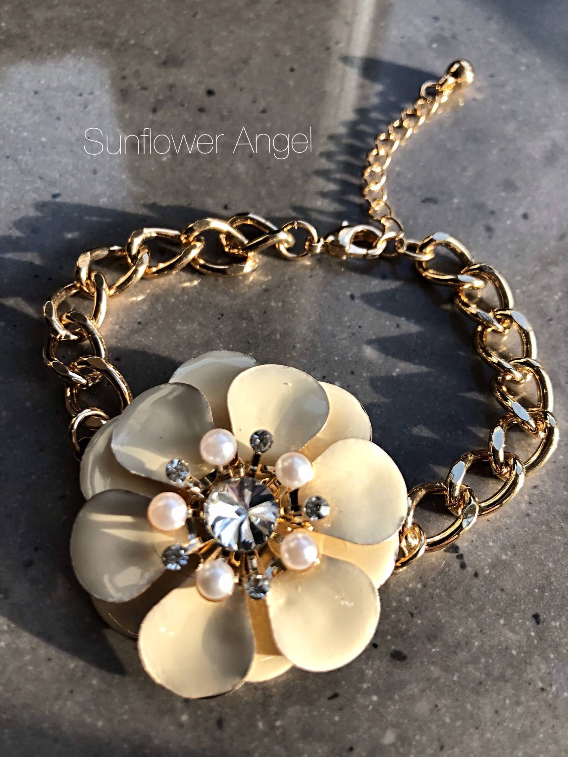 Lagenlook Großes Cremefarben Emailliertes Rosenarmband. An Einem Dicken Goldarmband Lagenlook Großes Cremefarben Emailliertes Rosenarmband. An Einem Dicken Goldarmband von SunflowerAngelUK