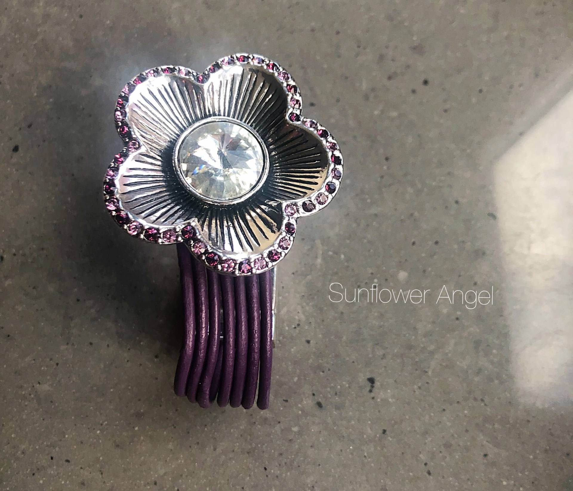 Lagenlook Mehrfädig Armband, in Lila Leder Mit Großen Blumen Charm Lagenlook Mehrfädig Armband, in Lila Leder Mit Großen Blumen Charm von SunflowerAngelUK