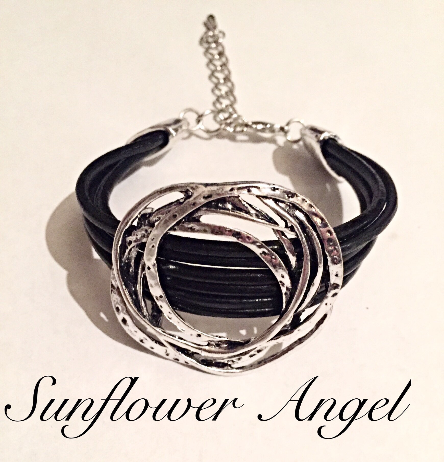 Lagenlook Mehrfädiges Armband Aus Schwarzem Leder Mit Großem Eichhörnchen Charm Lagenlook Mehrfädiges Armband Aus Schwarzem Leder Mit Großem Eichhörnchen Charm von SunflowerAngelUK