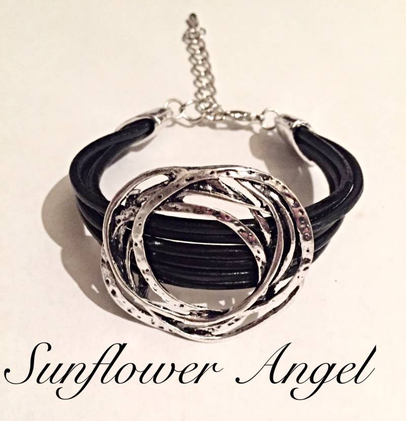 Lagenlook Mehrfädiges Armband Aus Schwarzem Leder Mit Großem Eichhörnchen Charm von SunflowerAngelUK