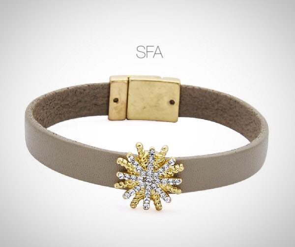 Lagenlook-stil. Lederarmband Taupe Mit Goldfarbenem Und Diamantiertem Anhänger Lagenlook-stil. Lederarmband Taupe Mit Goldfarbenem Und Diamantiertem Anhänger von SunflowerAngelUK