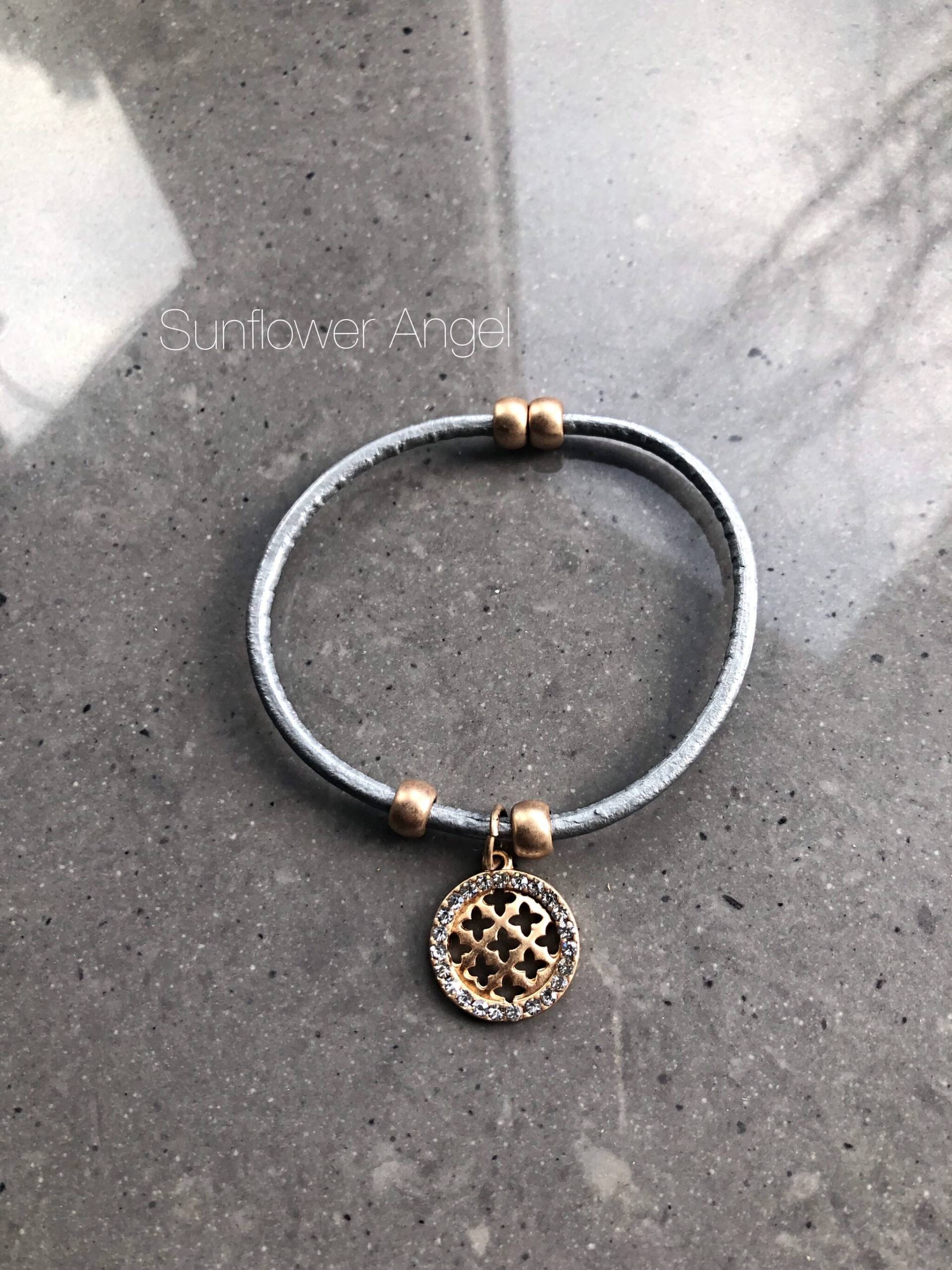 Lagenlook-stil. Silbernes Lederarmband Mit Mattem Roségold-Charm in Diamante-Optik Lagenlook-stil. Silbernes Lederarmband Mit Mattem Roségold-Charm in Diamante-Optik von SunflowerAngelUK