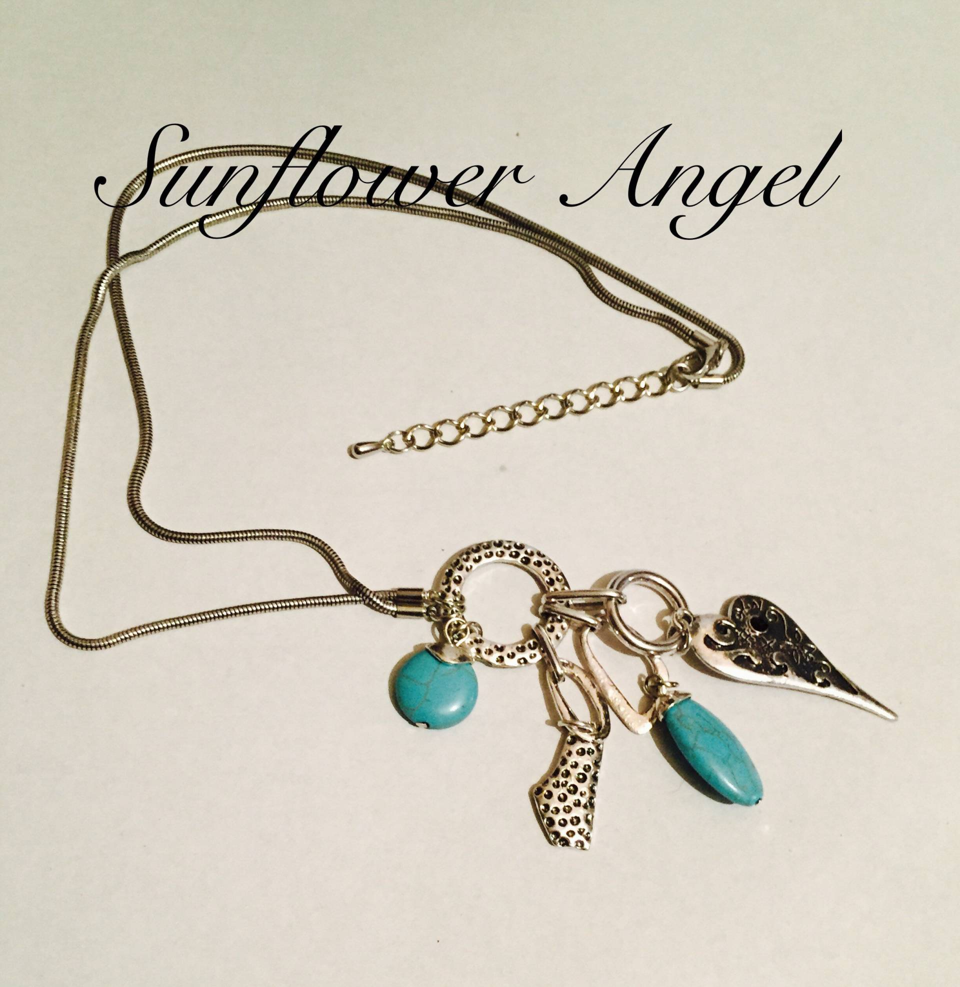 Lange Schlangenkette Mit Türkisen Und Herz Anhängern Lange Schlangenkette Mit Türkisen Und Herz Anhängern von SunflowerAngelUK
