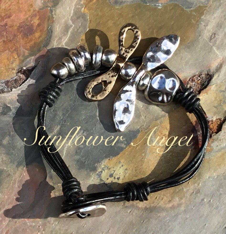 Multi Metal Libellen Armband, Auf 4 Feinen Lederfäden, Knopfverschluss Multi Metal Libellen Armband, Auf 4 Feinen Lederfäden, Knopfverschluss von SunflowerAngelUK