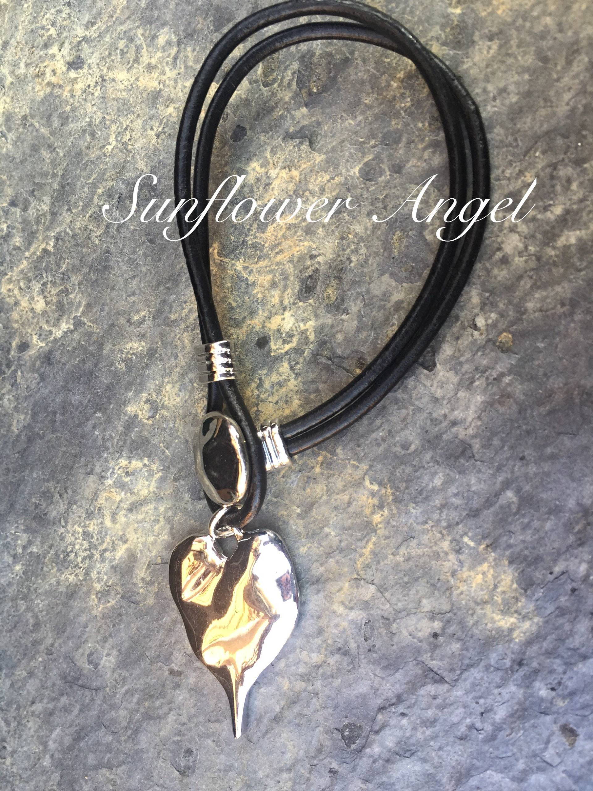 Multisträngiges Lederarmband Mit Stegen in Schwarz Oder Schimmerndem Creme Multisträngiges Lederarmband Mit Stegen in Schwarz Oder Schimmerndem Creme von SunflowerAngelUK